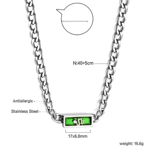 Dettaglio della collana a maglie d'argento con pendente smeraldo verde e motivo a serpente