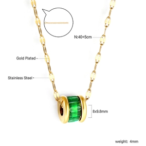 Dettaglio della collana in acciaio inossidabile dorato da 40 cm con zircone verde