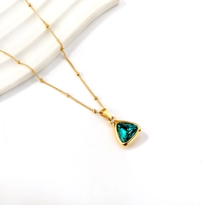 Collana vintage in oro con ciondolo a triangolo verde smeraldo e catena a perline