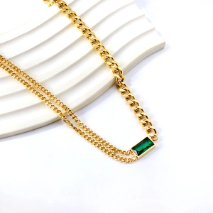 Collana vintage a doppio strato dorato con ciondolo a gemma verde rettangolare