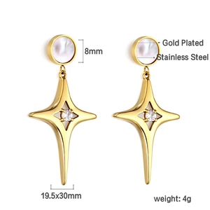 Boucles d'oreilles étoile en acier doré avec nacre et oxyde de zirconium