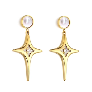 Boucles d'oreilles en acier doré avec étoile en nacre blanche et zircon brillant