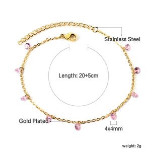 Détail macro de la chevillère en acier plaqué or avec breloques en cristal rose 4mm