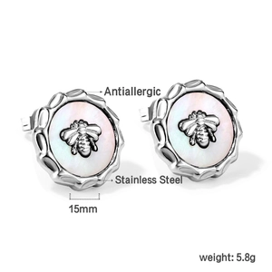 Vue macro de boucles d'oreilles abeille en acier de 15mm avec bordure festonnée
