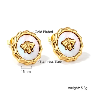 Détail de boucles d'oreilles 15mm en acier plaqué or avec nacre ronde et motif abeille