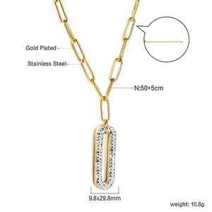 Détail du collier trombone en acier inoxydable doré avec pendentif CZ de taille 9,8x29,8mm