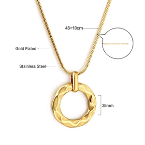 Dimensions détaillées du collier doré avec pendentif ovale et spécifications de chaîne