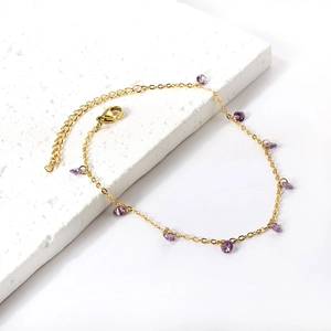 Bracelet de cheville doré avec pendentifs en cristal violet et fermoir mousqueton