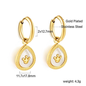 Détail des boucles d'oreilles en acier inoxydable doré avec motif couronne