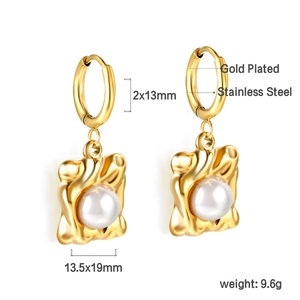 Détail des boucles d'oreilles créoles en acier plaqué or avec perles blanches