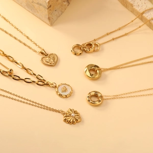 Ensemble Collier et Boucles d'Oreilles Géométriques Minimalistes en Acier Inoxydable Plaqué Or pour Femmes Bijoux de Mode Pendentifs Abeille Cœur Ange Perle