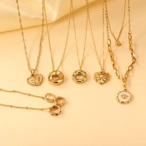 Ensemble de colliers dorés géométriques avec perles et pendentifs cœur et abeille