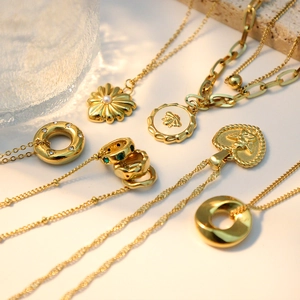 Collection de colliers dorés en acier inoxydable avec pendentifs perle et abeille sur pierre