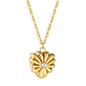 Collier pendentif fleur dorée avec perle centrale et texture plissée sur fond blanc