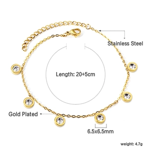 Detailansicht der 18k vergoldeten Edelstahl-Fußkette mit runden Zirkonia-Anhängern
