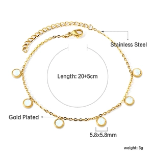 Detailansicht der 18k vergoldeten Edelstahl-Fußkette mit weißen Muschel-Sternanhängern