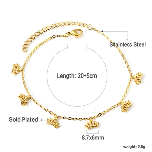 Detailansicht der vergoldeten Edelstahl-Fußkette mit kleinen Kronenanhängern und Maßen