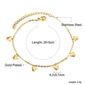 Detail der 18k vergoldeten Edelstahl-Fußkette mit Kronenanhängern und Größenangaben