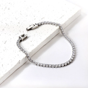 Klassisches Tennisarmband aus Edelstahl mit weißen Zirkonia-Steinen in Vier-Krallen-Fassung