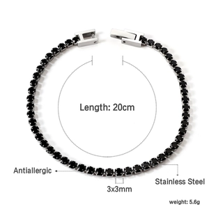 Detailansicht eines quadratischen schwarzen Zirkon-Tennisarmbandes aus Edelstahl