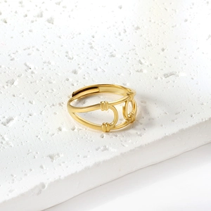 Minimalistischer goldener offener Ring mit doppeltem U-förmigem Ausschnitt auf Steinplatte