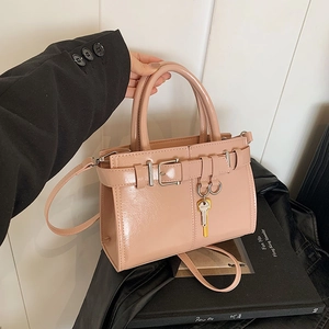 Sac À Main Femme En Cuir PU Brillant Sac Bandoulière Avec Pendentif Clé Dorée Et Décor De Boucle Rétro Petit Sac Carré