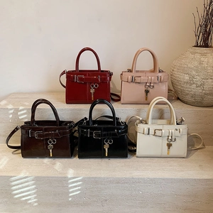 Sacs à main chic avec boucles et breloques dorées en cinq couleurs sur des marches