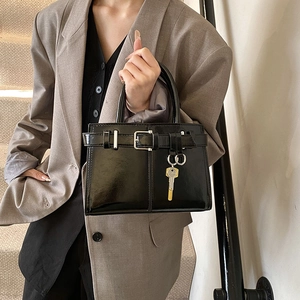 Sac à main noir verni avec boucle de ceinture et pendentif clé dorée pour femmes chic