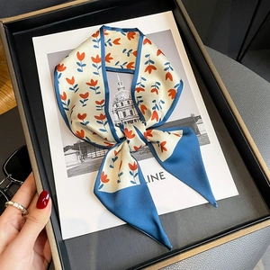 Foulard twilly floral avec tulipes oranges et motifs bleus sur soie crème