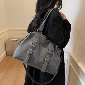 Sac fourre-tout gris foncé rétro en cuir brossé avec anneaux et bandoulière