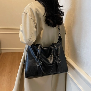 Grand cabas vintage noir en cuir froissé avec finitions argentées et bandoulière réglable