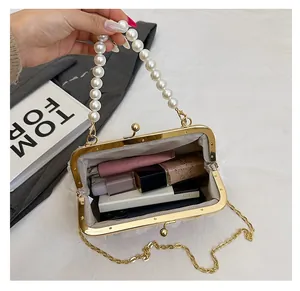 Détail du sac de soirée en dentelle blanche avec anse perle et intérieur spacieux