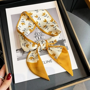 Foulard étroit à motif de tulipes crème et jaune avec une texture soyeuse fine