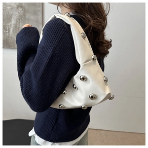 Détail du sac à bandoulière en cuir PU blanc avec des rivets sphériques argentés décoratifs