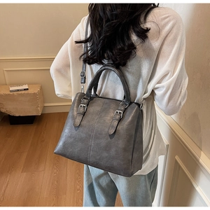 Vue détaillée du sac cabas gris foncé en cuir grainé avec boucles argentées élégantes