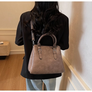 Sac fourre-tout en similicuir marron avec bandoulière réglable et détails de poignée à main