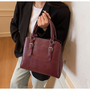 Détail du sac cabas bordeaux vintage avec texture cuir grainé et doubles poignées