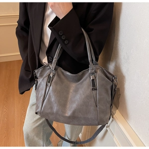 Détail du grand sac cabas en cuir souple gris foncé avec garnitures métalliques