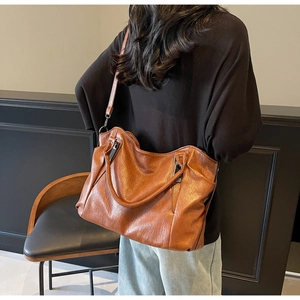 Gros plan d'un grand sac cabas marron en cuir texturé avec bandoulière amovible