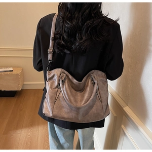 Vue détaillée du grand sac cabas en cuir PU taupe avec poignées rondes et bandoulière