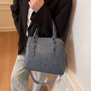 Sac fourre-tout vintage bleu-gris en similicuir avec boucles argentées et bandoulière