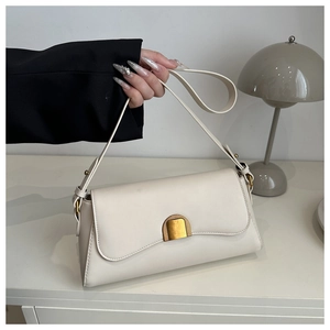 Détail du sac baguette blanc crème avec une boucle métallique demi-cercle dorée