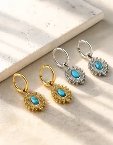 Details von Vintage-Ohrringen mit Türkisstein in Gold- und Silberoptik