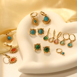 Böhmisches Gold-Ohrring-Set mit Türkis, Malachit und Opal in einer herzförmigen Schale