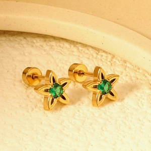 Boucles d'oreilles étoile en acier doré avec cristal vert et fermeture à vis de sécurité