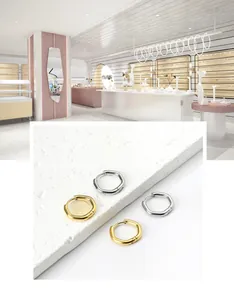 Detail von geometrischen Creolen aus Edelstahl in Gold- und Silbausführung