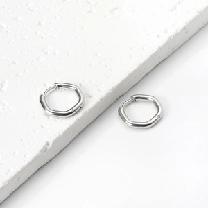 Minimalistische silberne geometrische Hexagon-Ohrringe mit poliertem Metall-Finish