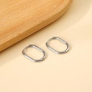Boucles d'oreilles créoles ovales argentées en acier poli pour un style minimaliste