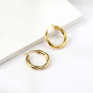 Boucles d'oreilles créoles torsadées dorées en acier inoxydable sur support pierre