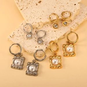 Orecchini a cerchio minimalisti in oro e argento con perle e zirconi rotondi